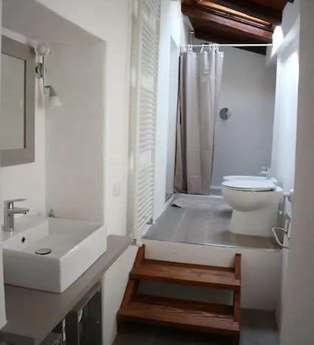 Traditional Piazza Home/balcony/ Private Garden דירה *