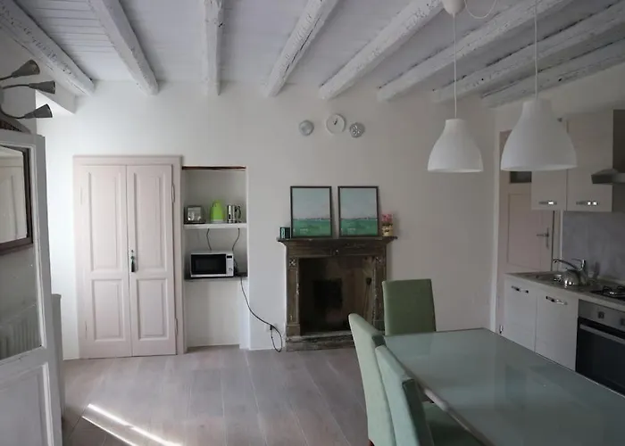 Traditional Piazza Home/balcony/ Private Garden * Cernobbio