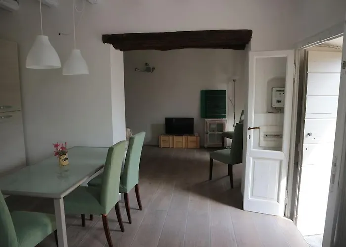 Traditional Piazza Home/balcony/ Private Garden Cernobbio