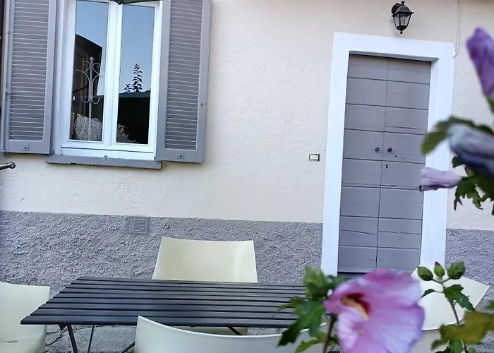 Traditional Piazza Home/balcony/ Private Garden Cernobbio