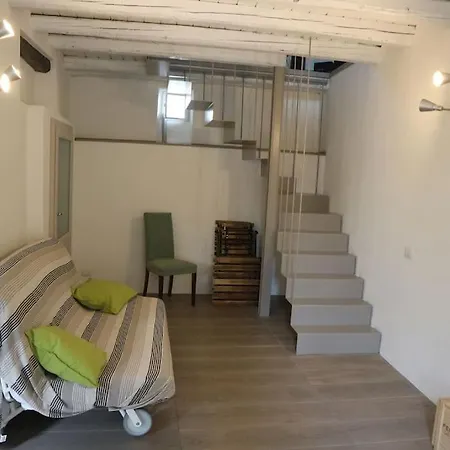 Traditional Piazza Home/balcony/ Private Garden تْشيرنوبيو
