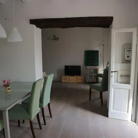 Traditional Piazza Home/balcony/ Private Garden تْشيرنوبيو