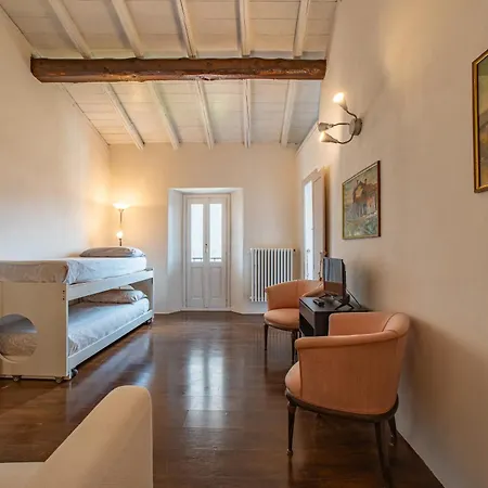 Traditional Piazza Home/balcony/ Private Garden تْشيرنوبيو
