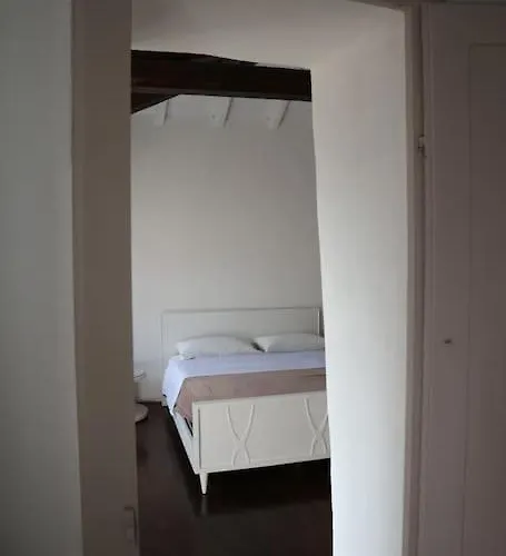 Traditional Piazza Home/balcony/ Private Garden